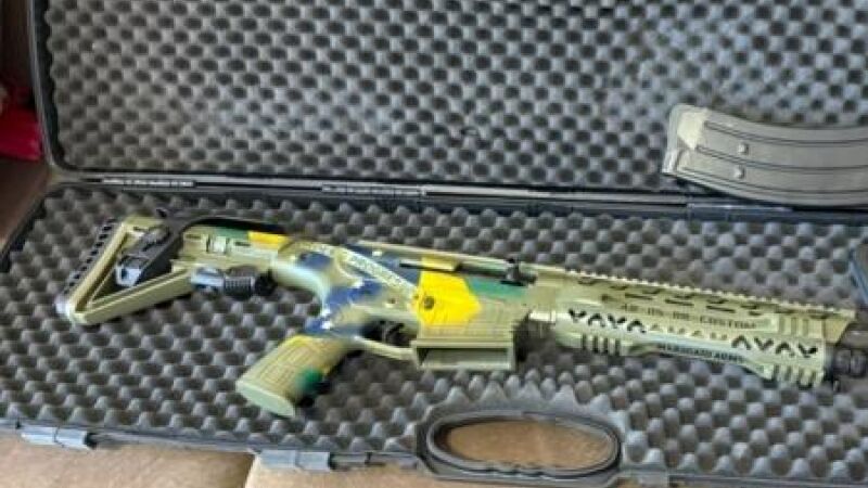 Arma do ex-presidente Jair Bolsonaro customizada