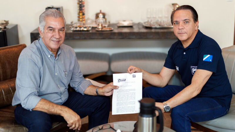 Reinaldo Azambuja e Coronel David exibem a carta que oficializa a permanência do deputado na disputa pela reeleição à Assembleia Legislativa