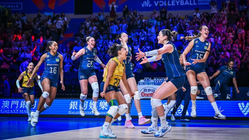 Comemoração das jogadoras ao baterem a Itália no tie-break