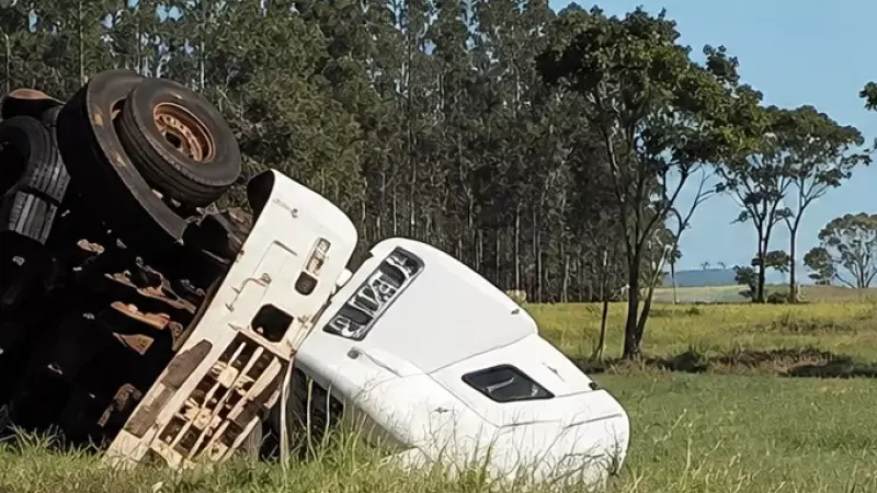 Carreta tombou às margens da MS-164, na região do distrito de Itamarati, em Ponta Porã; o motorista morreu ainda no local.