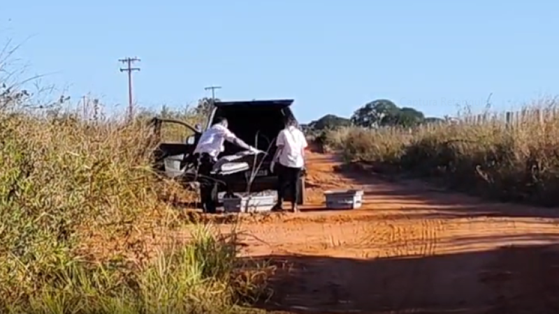 quipes da Polícia Civil e da Polícia Científica realizaram perícia no local onde os corpos de dois jovens foram encontrados em uma estrada vicinal na zona rural de Campo Grande.