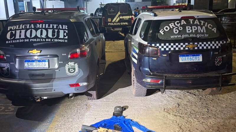 Polícia divulgou imagens das armas apreendidas com os suspeitos presos, entre elas, um fuzil usado pela Força Delta dos EUA