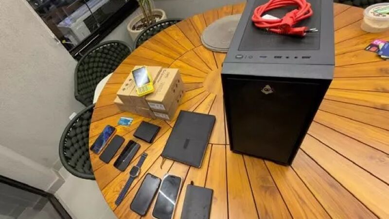 Vários celulares e equipamentos eletrônicos foram apreendidos
