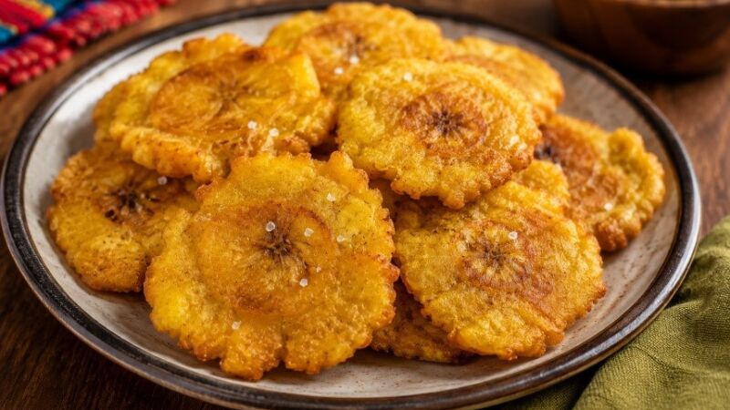 Prato clássico da culinária haitiana feito com banana-da-terra verde