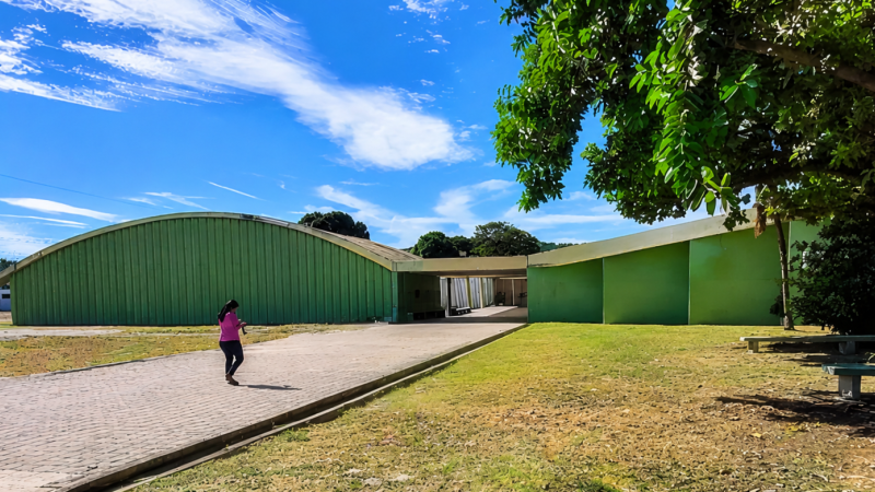 Escola Estadual Maria Leite, arquitetada por Oscar Niemeyer em 1952, é considerada a primeira obra de arquitetura moderna em Corumbá