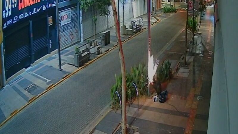 Ladrão só desiste da ação com uma pequena quantidade de furto porque uma faísca chega a disparar do poste