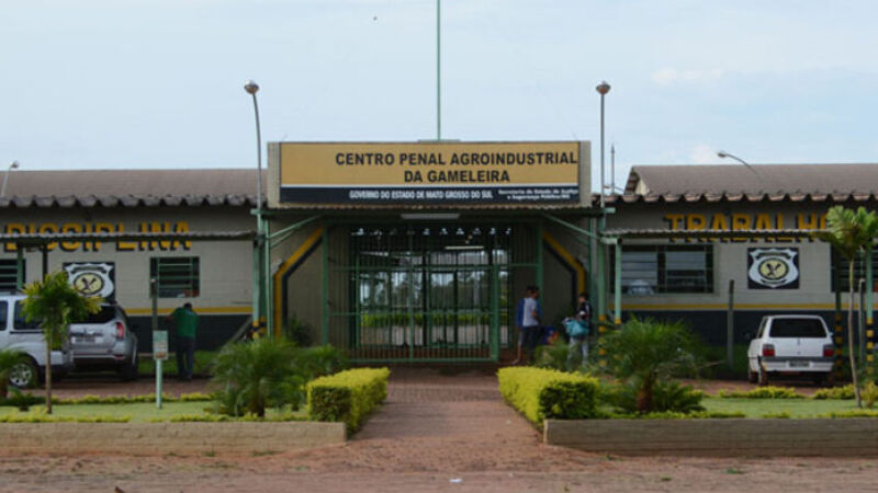 Centro Penal Agroindustrial da Gameleira, em Campo Grande, de onde três detentos fugiram na segunda-feira (20); a Agepen afirma que não houve invasão por grupo armado e apura as circunstâncias da evasão.