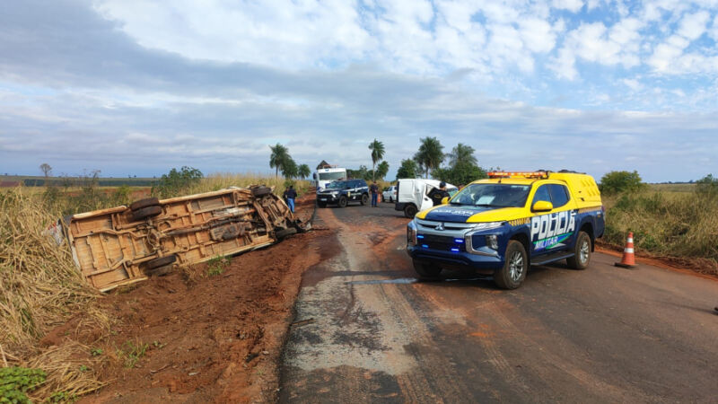 Caminhão capotado após acidente na MS-295