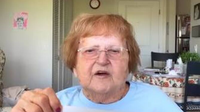 Grandma Droniak é um sucesso nas redes sociais por seus vídeos bem-humorados sobre envelhecimento desde 2019.