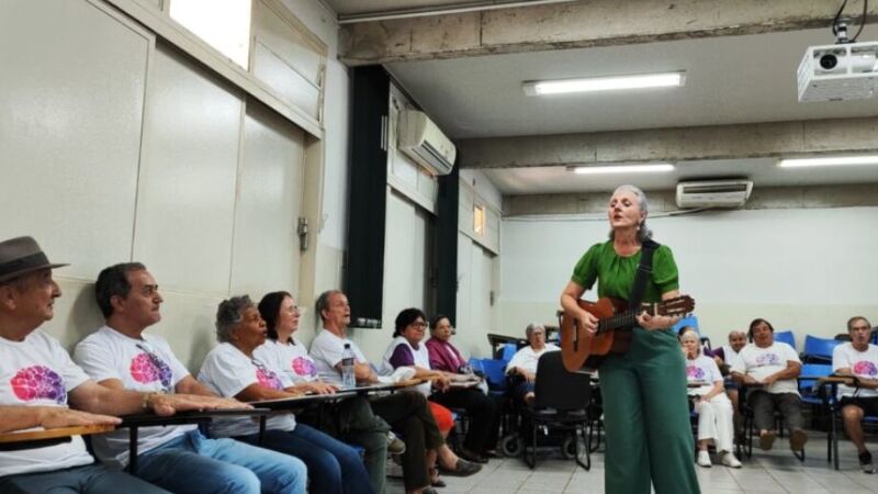 Aula de violão para idosos na UFMS