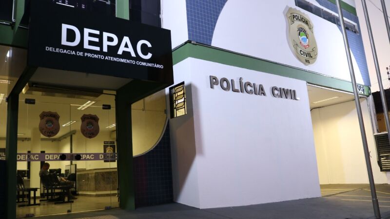 Fachada da Depac Centro, em Campo Grande, onde a vítima registrou a ocorrência que deu início à investigação conduzida pela Polícia Civil.
