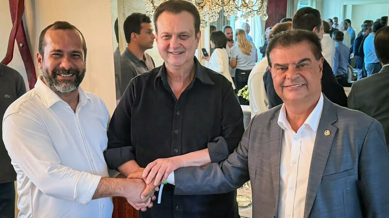 O empresário Saulo Batista, o presidente nacional do PSD, Gilberto Kassab e o senador Nelsinho Trad na convenção nacional da sigla ontem (26) em São Paulo (SP)
