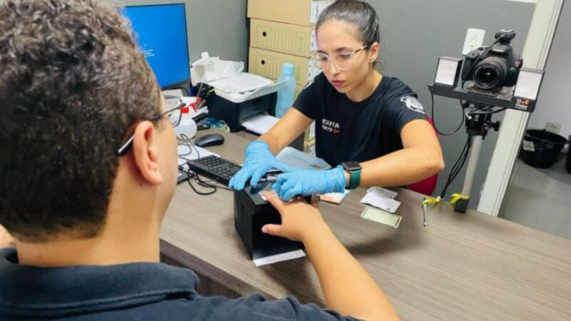 Agentes de segurança emitindo o novo RG