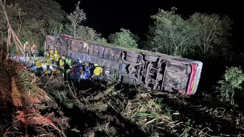 Acidente com ônibus do Paraguai deixou 3 e 40 feridos mortos na SC-492