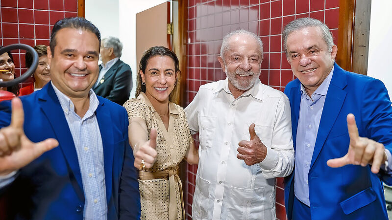 O ex-deputado federal Fábio Trad, a senadora Soraya Thronicke, o presidente Luiz Inácio Lula da Silva e o deputado federal Vander Loubet