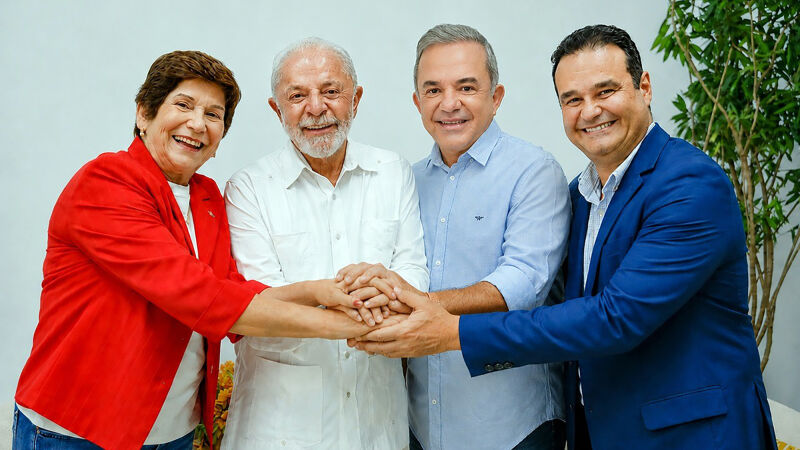 Da esquerda para a direita, Gilda Maria dos Santos, o presidente Luiz Inácio Lula da Silva, o deputado federal Vander Loubet e o ex-deputado federal Fábio Trad