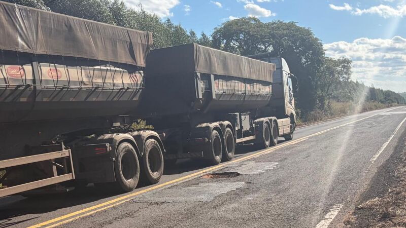 Para desviar de buracos na MS-040, na altura do qulômetro 103, motorista de bi-trem trafega pela contramão