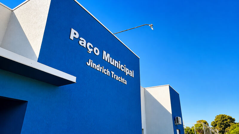 Fachada do Paço Municipal Jindrich Trachta, sede da Prefeitura de Batayporã, que divulgou nota oficial afirmando não ter firmado contratos nem mantido contato com a Editora Avante
