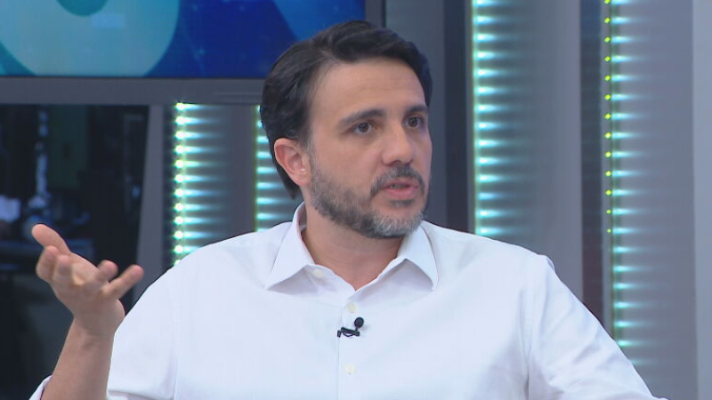 Renan Santos, pré-candidato à presidência pelo Missão, aumentou o tom contra Flávio Bolsonaro