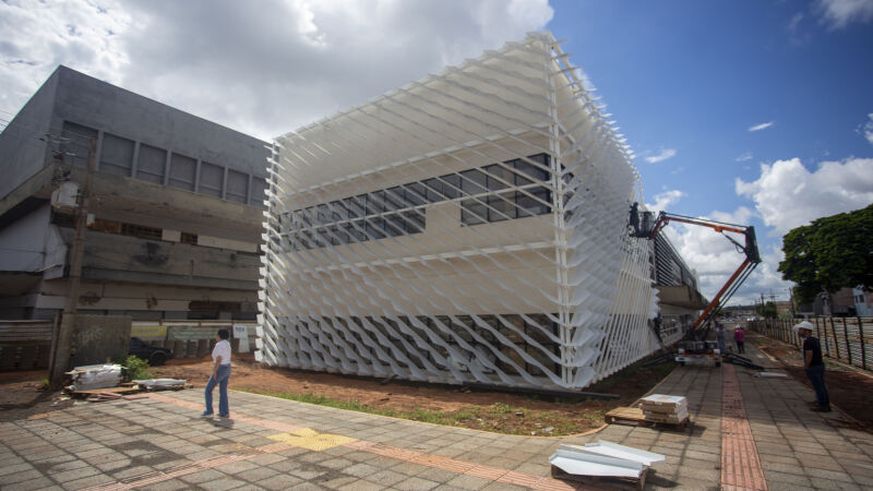 Obras de revitalização da antiga Rodoviária de Campo Grande seguem em andamento. O prédio será transformado em um centro de serviços públicos municipais.