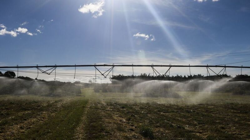 Sistema de irrigação agrícola; Mato Grosso do Sul e outros estados do Centro-Oeste cobram da União recursos previstos constitucionalmente para investimentos no setor.