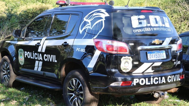 Policiais civis e bombeiros socorreram a idosa de 73 anos, encontrada em estado de extrema fragilidade dentro da residência, no Jardim Samambaia