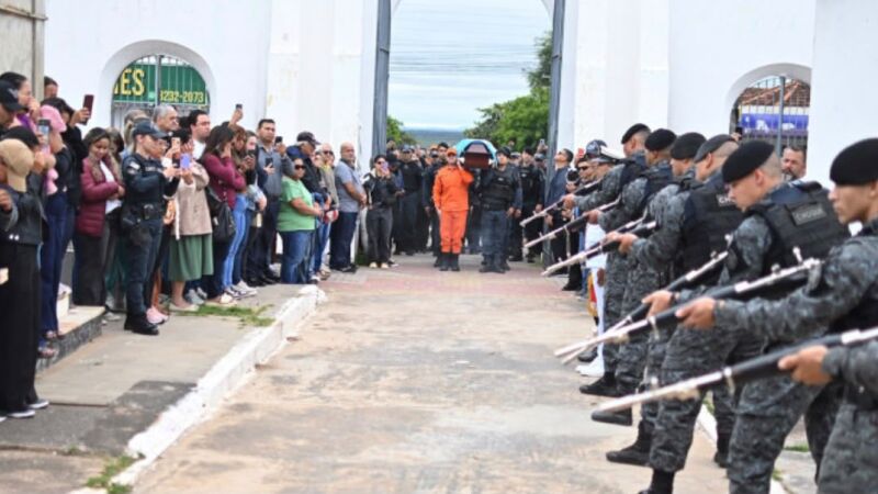 Policiais do Batalhão de Choque prestaram honrarias militares ao colega morto no cemitério