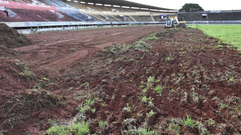 Retirada do gramado para o plantio da nova grama.