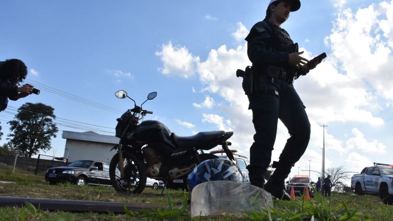 Motociclista seguia no sentido centro e atingiu o carro de passeio na entrada para o Parque dos Poderes