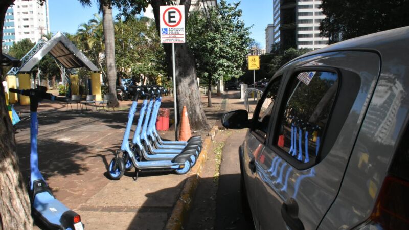 Patinetes instalados em um local inapropriado, tem dificultado o estacionamento de carros