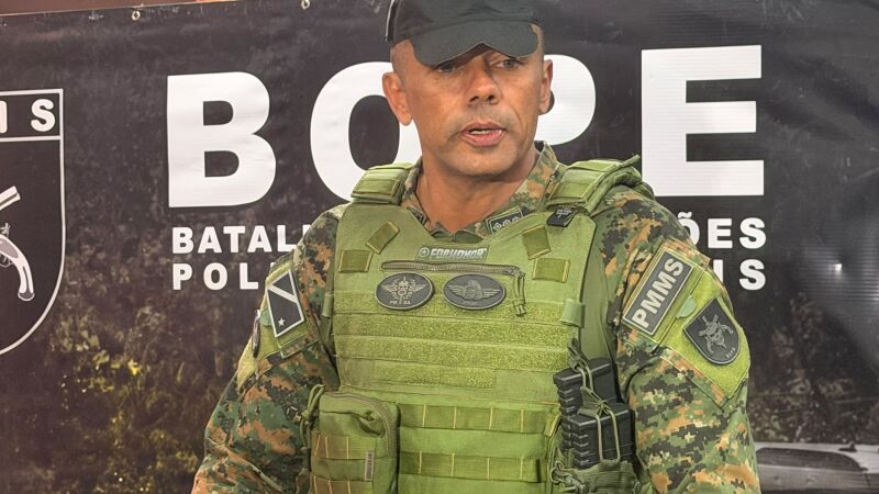 Tenente-coronel Rocha afirmou que suspeito morto em confronto apresentava perfil agressivo e já havia ameaçado outros policiais; operação permanece em Corumbá