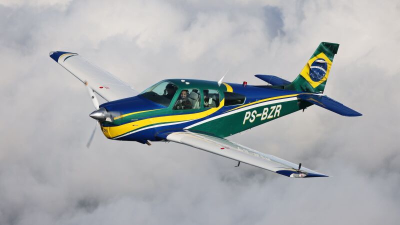Piloto Mário Jorge em seu avião monomotor Bonanza F33A  1993
