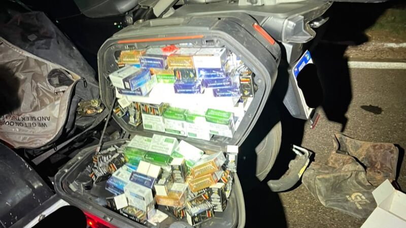 Compartimentos da motocicleta BMW R 1300 eram utilizados para ocultar dezenas de caixas de medicamentos importados sem documentação fiscal e sanitária. A carga foi descoberta durante abordagem da Polícia Militar Rodoviária na MS-141.