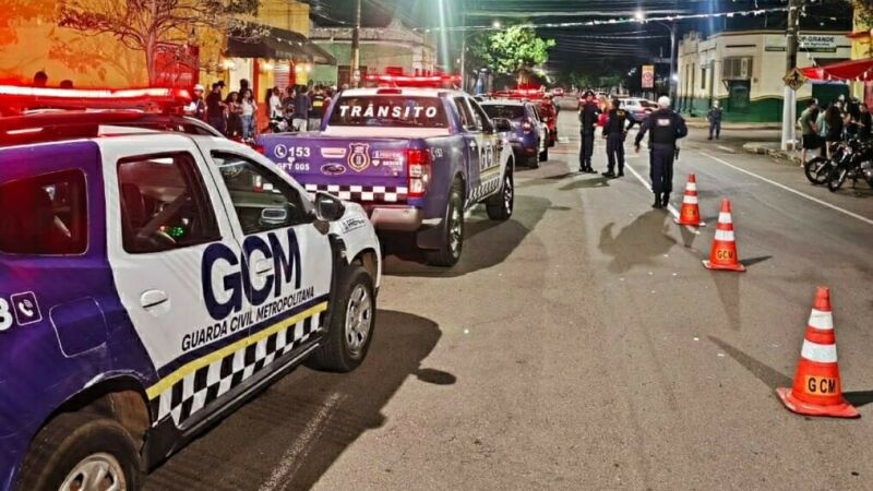 Viaturas da Guarda Civil Metropolitana reforçaram o patrulhamento no Centro de Campo Grande durante a Operação Saturação, que resultou no cumprimento de três mandados de prisão e seguirá com novas ações nesta terça-feira.