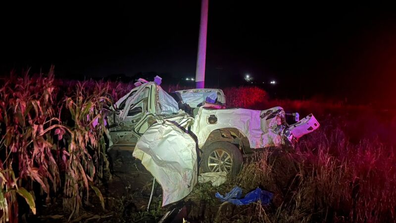 Caminhonete ficou totalmente destruída após capotamento
