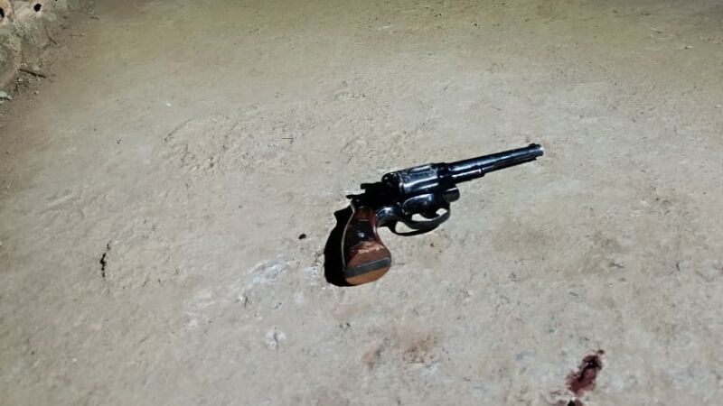 O suspeito portava um revólver calibre .38 quando foi atingido pelos policiais