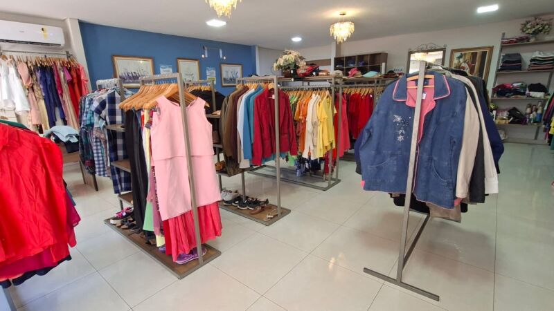 Dia 8 de agosto é a oportunidade de comprar roupa bonita, barata e ainda ser solidário