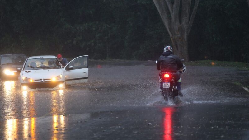 Chuva alagou ruas da região do Parque dos Poderes, em Campo Grande