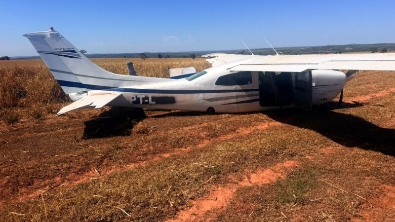 Aeronave suspeita interceptada pela Força Aérea Brasileira foi obrigada a pousar em uma pista improvisada entre São Gabriel do Oeste e Camapuã e acabou localizada abandonada pelas equipes da operação.