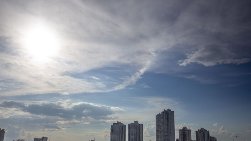 Mudança no tempo deve trazer aumento de nebulosidade, chuva e rajadas de vento para áreas de Mato Grosso do Sul, enquanto algumas regiões continuam enfrentando calor intenso e baixa umidade