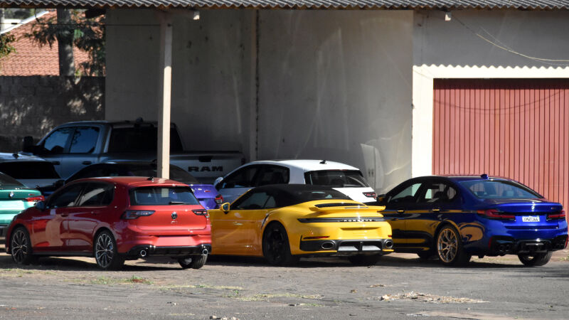 Carros apreendidos durante a operação Roda da Sorte, em Campo Grande.