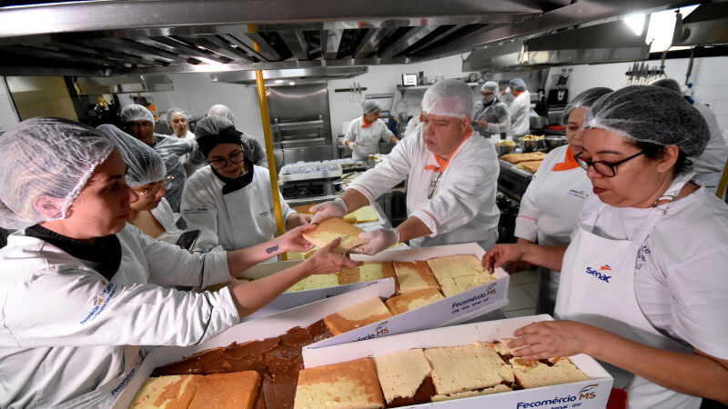 Produção do bolo de 840 quilos envolveu mais de 60 pessoas