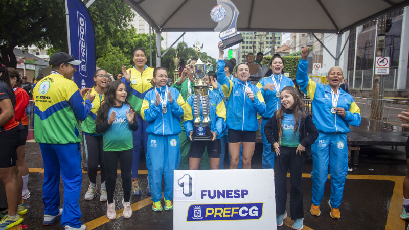Mesmo sob chuva, atletas participaram da tradicional Corrida do Facho na manhã desta quarta-feira (26)