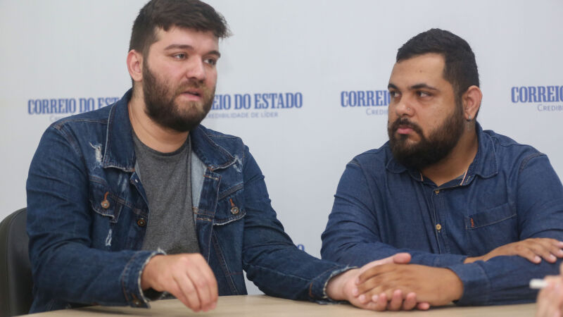 Jean Carlos Ocampo da Rosa, pai biológico, e Igor de Andrade Silva Trindade, pai afetivo