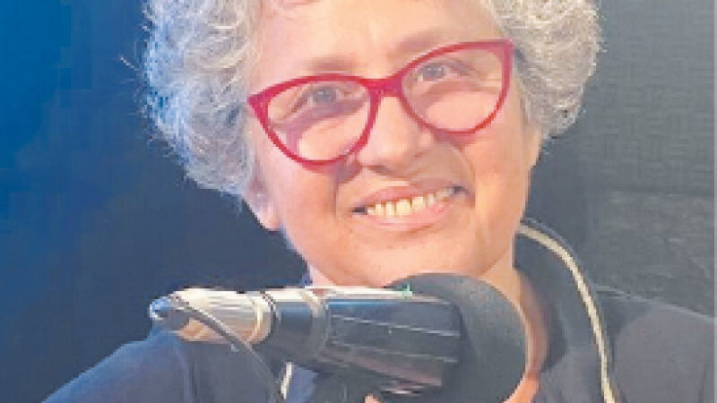 Jornalista e escritora, Mazé Torquato Chotil nasceu no interior de MS, em Glória de Dourados, morou em Osasco (SP) por mais de 10 anos e vive em Paris desde 1985, onde desenvolve atividades culturais
