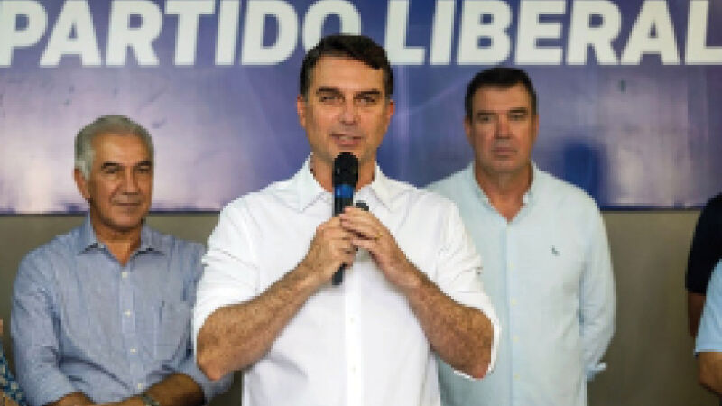 Flávio Bolsonaro discursa sendo observado por Azambuja e Riedel