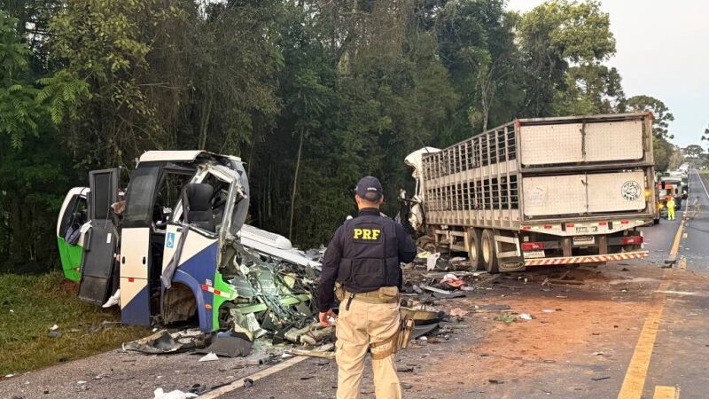 Indícios iniciais indicam que a carreta invadiu a pista contrária e atingiu o micro-ônibus que seguia no sentido contrário