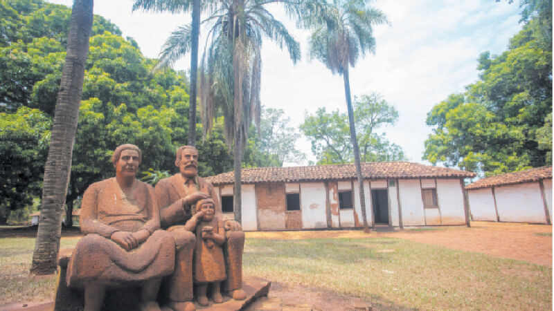 Estátua no Museu José Antônio Pereira retrata o filho do fundador, Antônio Luiz Pereira, sua esposa Anna Luiza e sua filha Carlinda