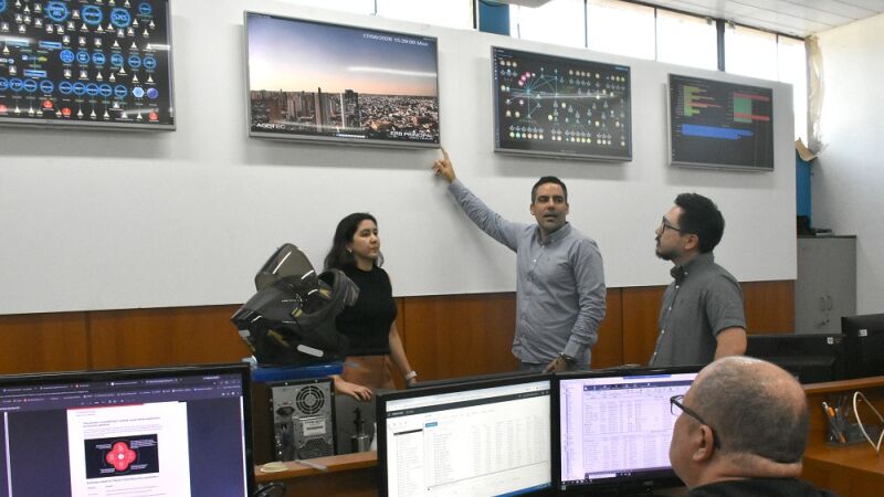 Diretor da Agetec, Leandro Basmage mostra uma das salas de monitoramento e controle das tecnologias à disposição da população 