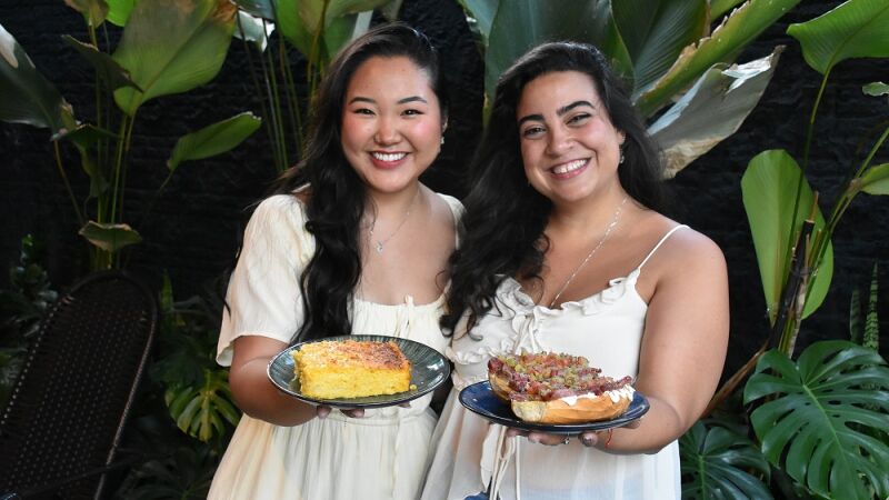 Nadia Ayumi Arakaki, de 29 anos, e Bruna Vitória Borges Gasparini, de 30 anos, comemoram o novo aplicativo 